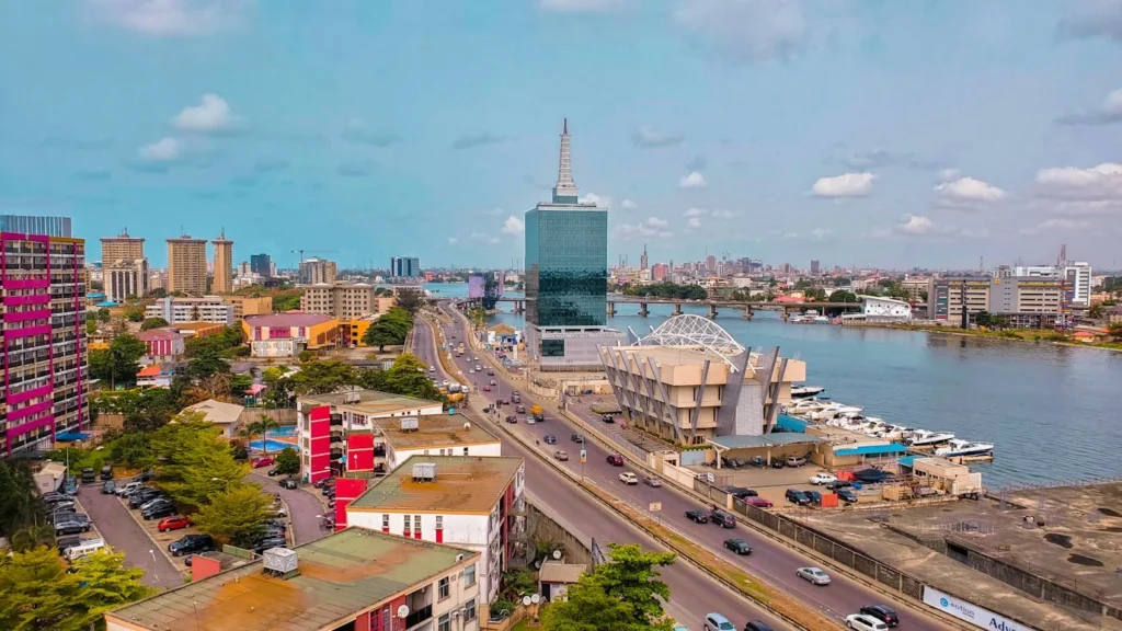 Vista aérea de Lagos con el puente Lekki-Ikoyi al atardecer